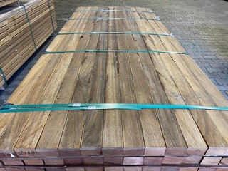 Ca. 84x Guyana Teak regels geschaafd, 45x68mm, lengte 425cm